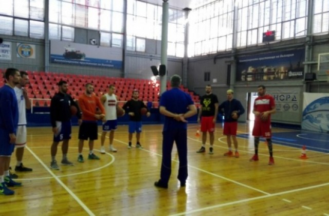 Янев и Кьосев тренират с баскетболния  „Черно море”