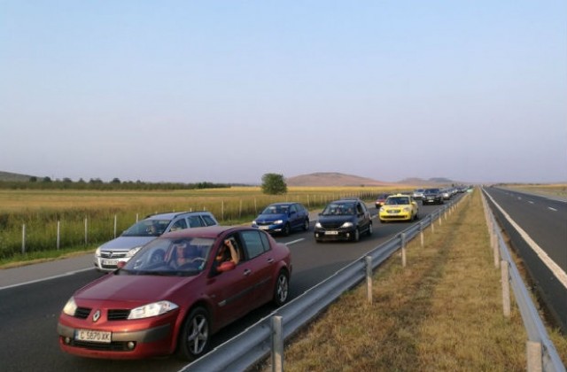 Пожар спря за кратко движението по магистрала Тракия, полицията отново пусна автомобилите