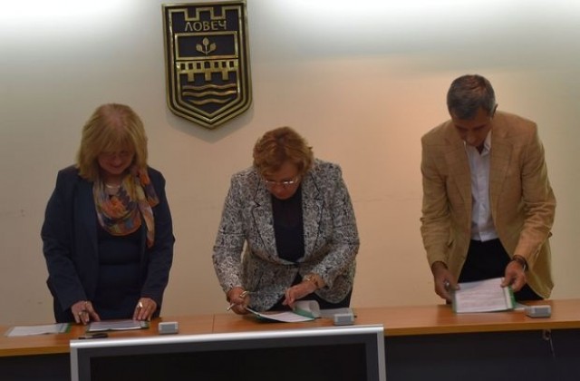 Община Ловеч и синдикатите подписаха колективния трудов договор