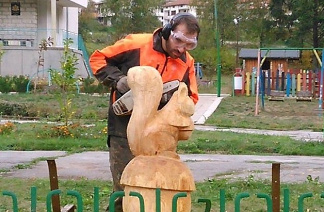 Хирург от ВМА извая дървени скулптури с моторен трион (СНИМКИ)