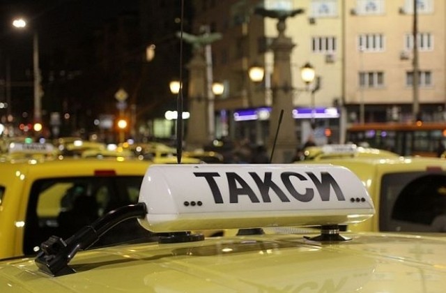 Таксиметрови шофьори протестираха срещу високия годишен налог