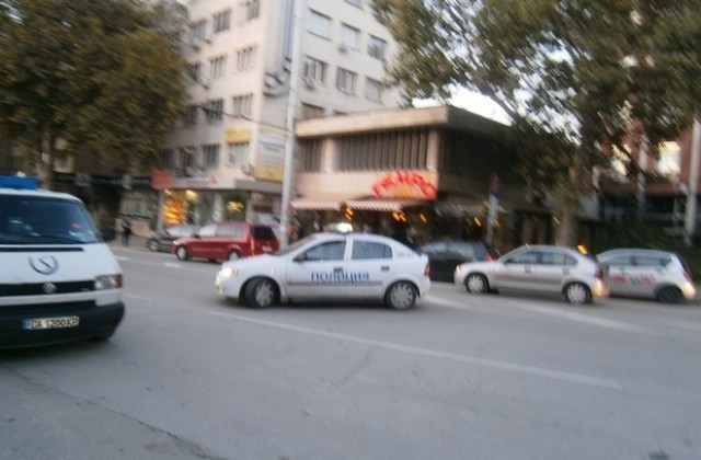 Обраха инкасо-автомобил пред трезора на банка в центъра на Плевен/снимки/