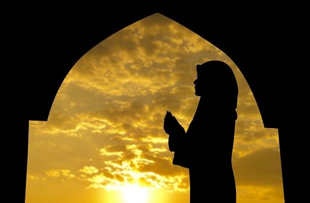 За първи път: Playboy показва на страниците си мюсюлманка със забрадка (СНИМКИ)