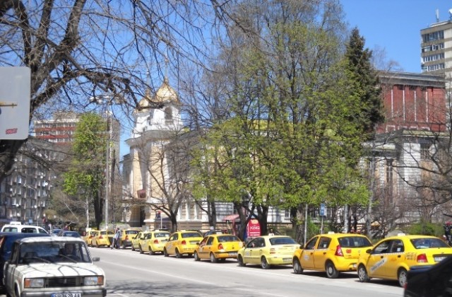 Цената на таксиметровите услуги скача, ако общинските съветници повишат размера на годишния данък