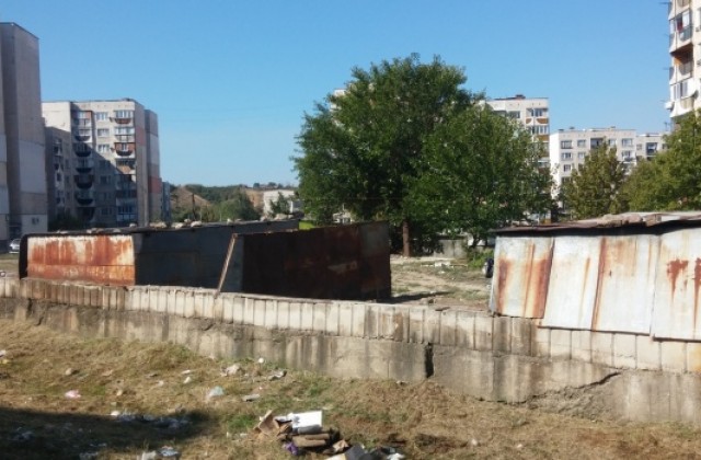 Продължава процедурата по премахване на незаконните гаражи в жк Бистрица в Дупница