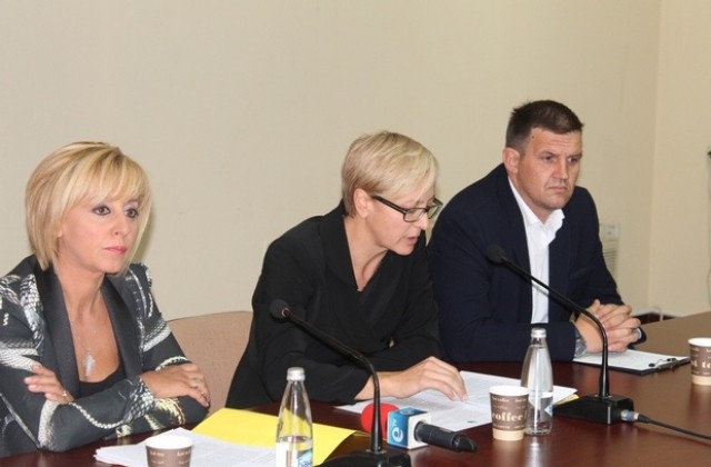 Омбудсманът Мая Манолова участва във форум Защита на длъжника в Хасково