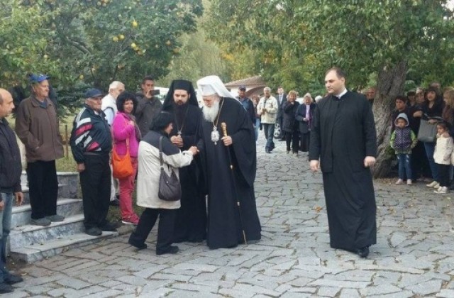 Българският патриарх Неофит е в Ресилово
