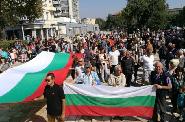 Стотици на протест в Харманли срещу мигрантите