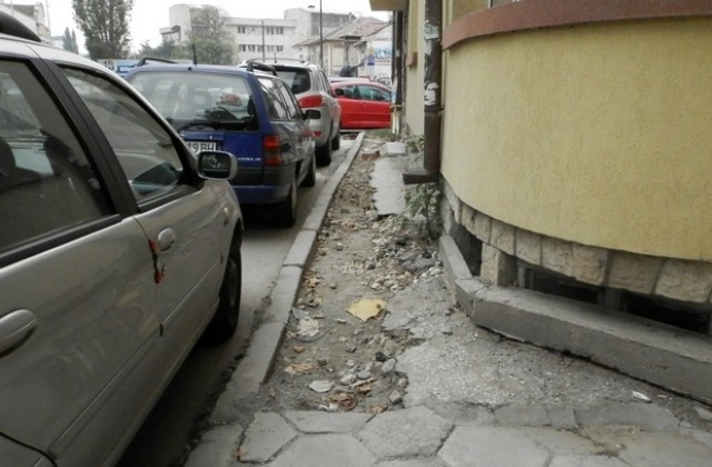 Граждани се оплакаха от разкопаните тротоари от кабелните оператори