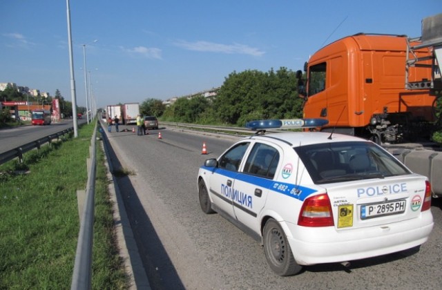 Камион със зърно се обърна на главния път София-Варна