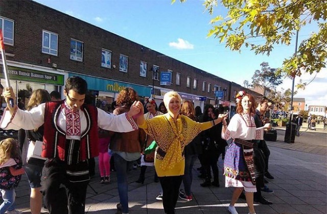 Разградчанин поведе голямо хоро в Англия в подкрепа на народните танци в Пловдив