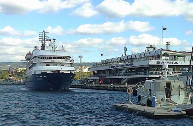 Бутиков лайнер пусна котва във Варна (СНИМКИ)