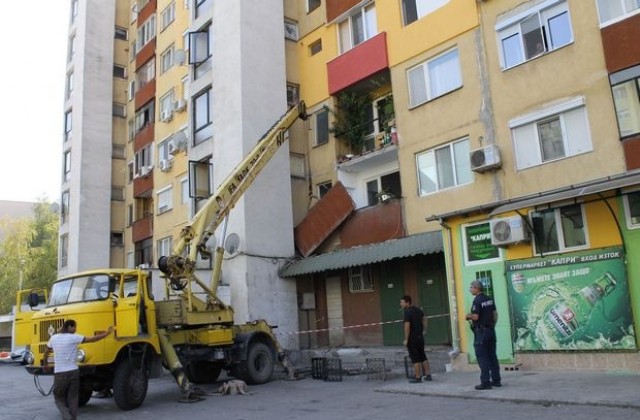 Комисия от община Димитровград обследва блока с падналите тераси