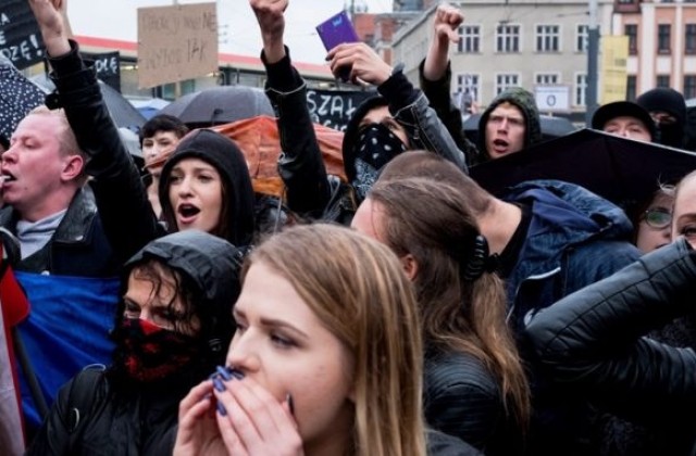 Няма да забранят напълно абортите в Полша