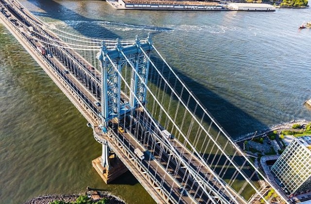 Транспарант с лика на Путин мистериозно се появи на Манхатънския мост в Ню Йорк (СНИМКИ)
