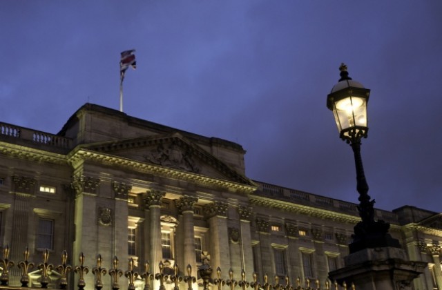 Младеж се опита да нахлуе в Бъкингамския дворец в Лондон и бе арестуван