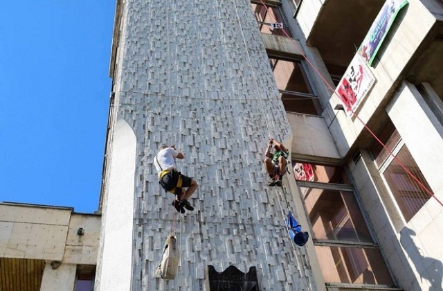 Алпинисти катерят сградата на общината в Пазарджик