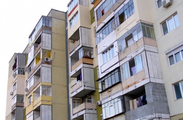 Само един блок саниран във Варна, в Тервел са шест