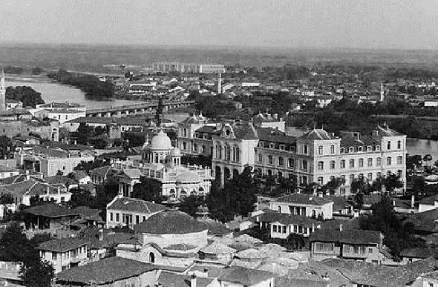 Дамски клуб дарява компютърна техника и минибус