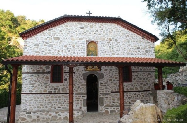 Митрополит Серафим освещава възстановения храм Св. Петка Българска в Мелник