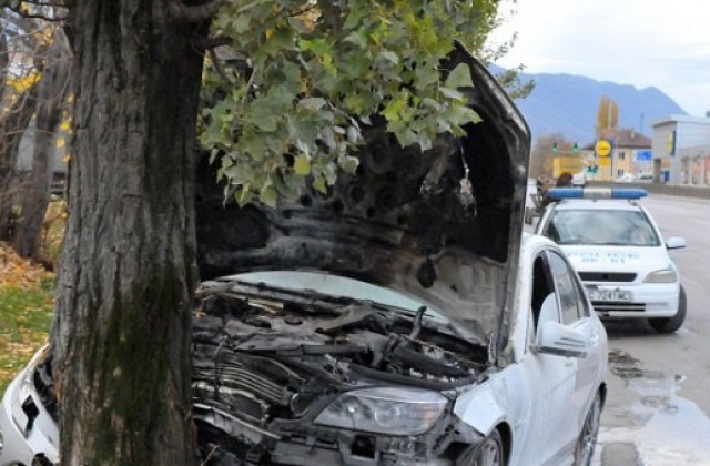 Мъртво пиян се заби с автомобила си в дърво и оцеля