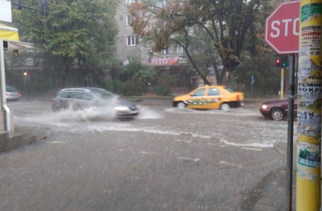 Дъждът пак превърна варненски улици в реки