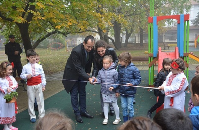 Детска градина има две нови площадки за игра