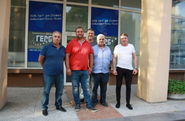 ГЕРБ Предприемачи -Сливен поставиха 25 пейки пред жилищни блокове в Сливен