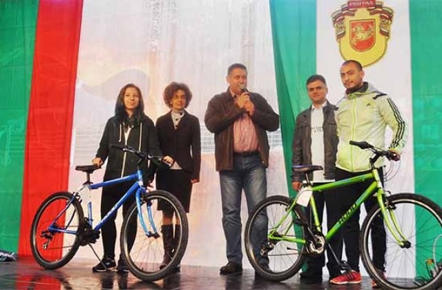Колоездач и гимназистка спечелиха велосипедите от обиколката на Разград