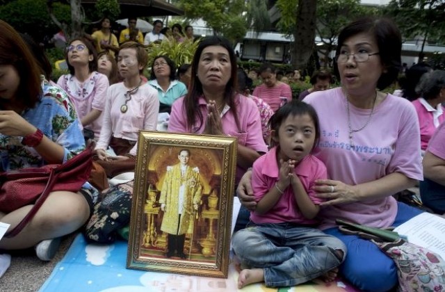 Кралят на Тайланд - баща на една разединена нация