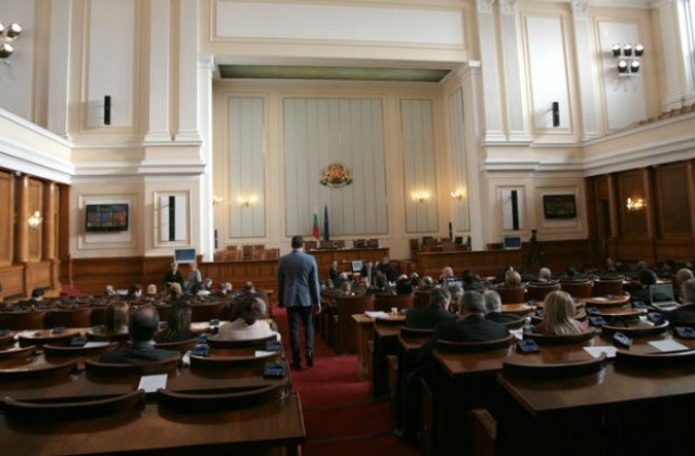 Депутатите препитват ред министри на парламентарния контрол