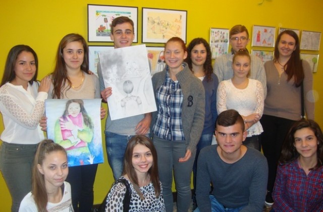 Ученици от СУ„Крум Попов в Левски участваха в откриването на изложба в ДАЗД