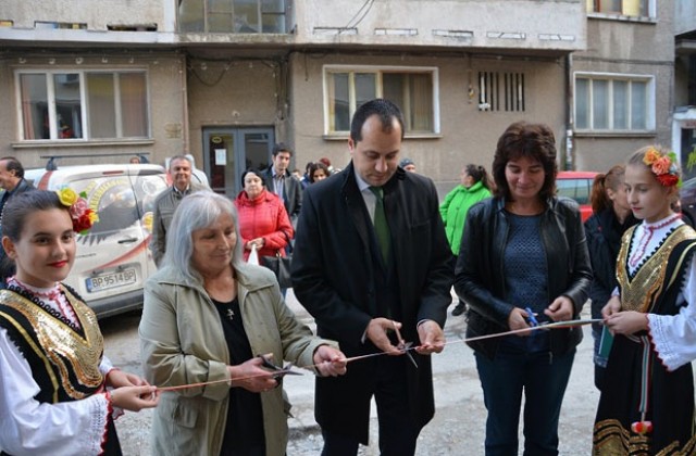 Откриха първия безплатно саниран жилищен блок във Враца