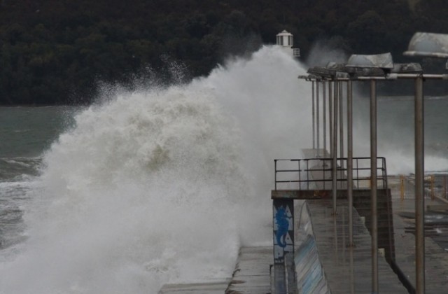 Пристанище Варна е затворено заради силен вятър