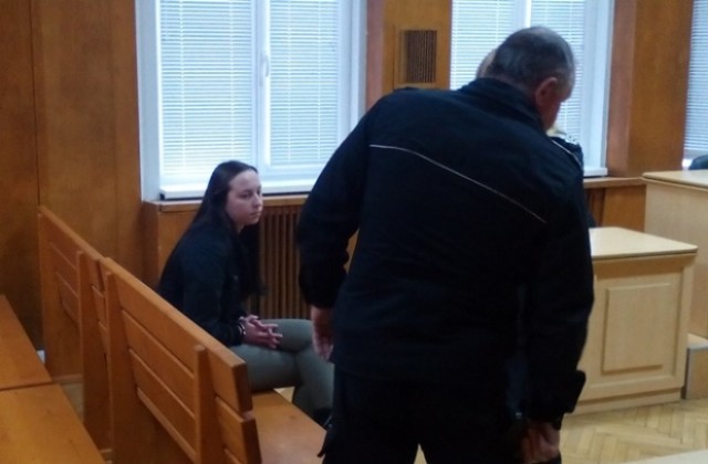 Обвинена за убийство на тийнейджърка поиска да излезе от килията, която дели с Анита Мейзер (СНИМКИ)