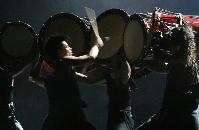 Барабан-талисман, тежащ половин тон, пристига в Пловдив с млади японски музиканти