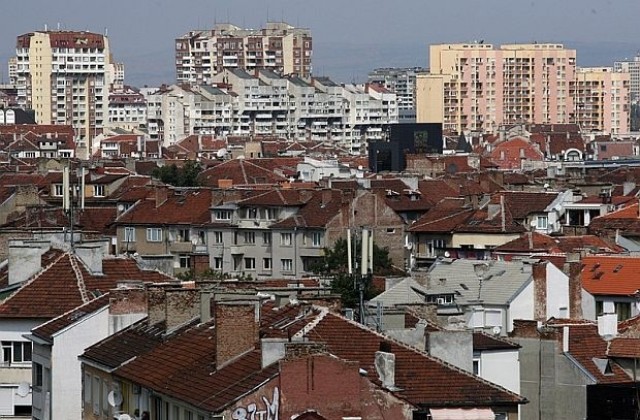 Над половината млади българи или в пренаселени жилища, или с тежка цена за дома