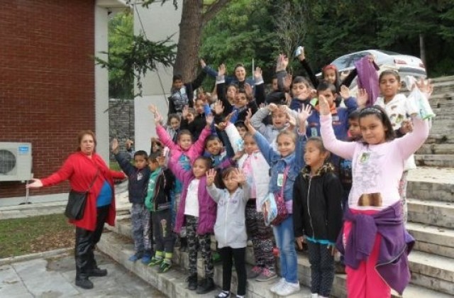 Здравни медиатори беседват с деца от Благоевград за личната хигиена
