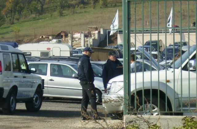 Откриха два от общо 4 откраднати автомобила от плевенска автокъща