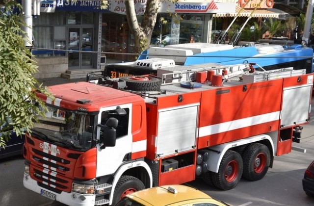 Два екипа пожарникари гасиха къща в село Крушовица