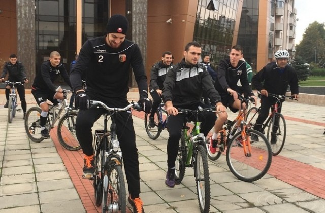 Футболисти от Локо-Пловдив участваха в закриването на велосезона в Тракия