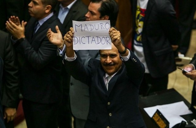 Обвиниха президента на Венецуела Николас Мадуро в държавен преврат (СНИМКИ)