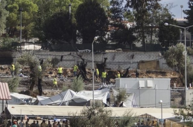Мигранти вилнеят в гръцки бежански лагер
