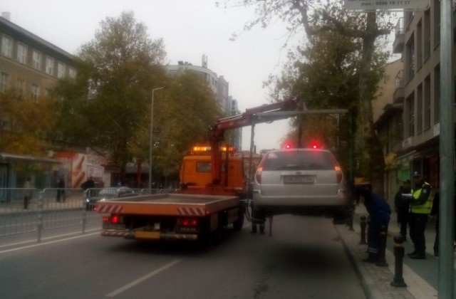 Общината спази обещанието си: Паяк вдига масово коли по бул. „Васил Априлов“(СНИМКИ)