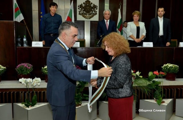 Кметът на Сливен връчи наградите на почетните граждани на Сливен