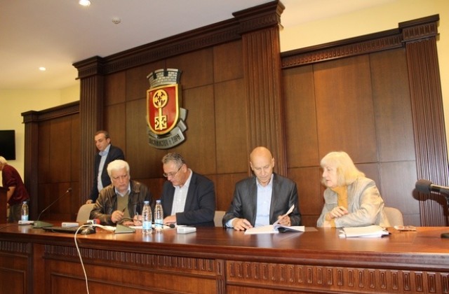 Подписаха последните документи за ремонт на училища и градини в Хасково
