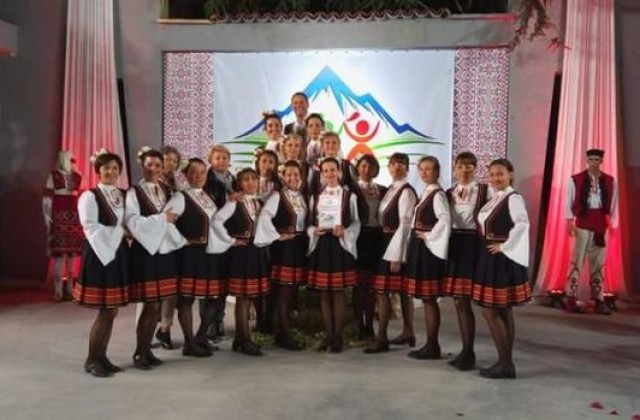 Танцовата формация „Бански фукли“ взе второ място на фолклорен конкурс в Сандански