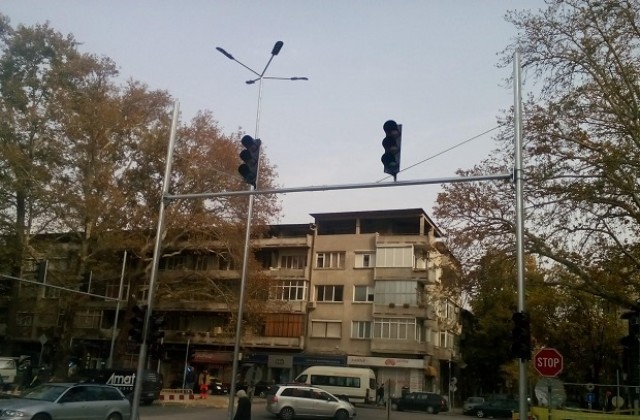Монтираха новия светофар на бул. „Руски“(СНИМКИ)