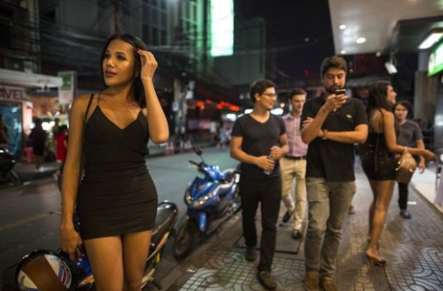 И проститутките в Тайланд скърбят за краля