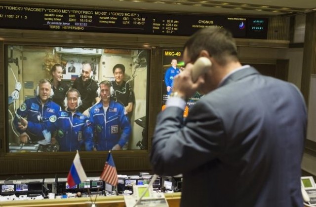 Американски астронавт отглежда маруля на МКС
